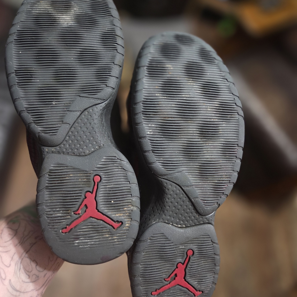 Nike Kids Sneakers - Black and Red Stripes - Picture 11 of 11